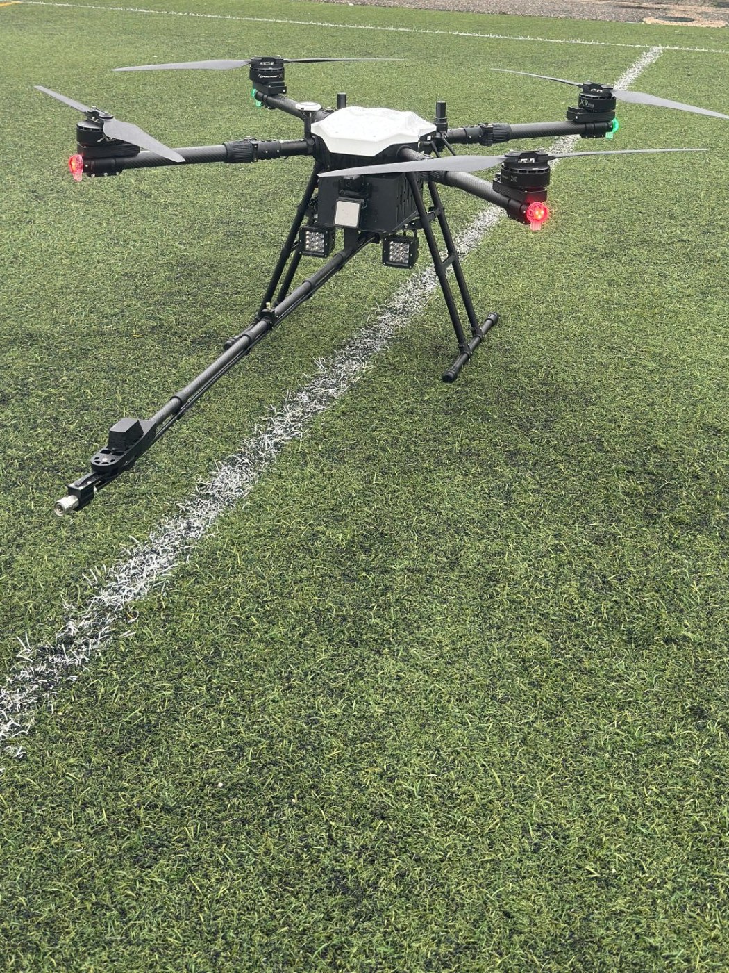 Dron de limpieza con rotores y lanza